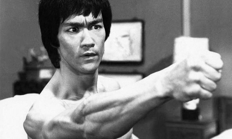 李小龙传奇打黑社会老大,李小龙传奇第一次打倒黄皮小子