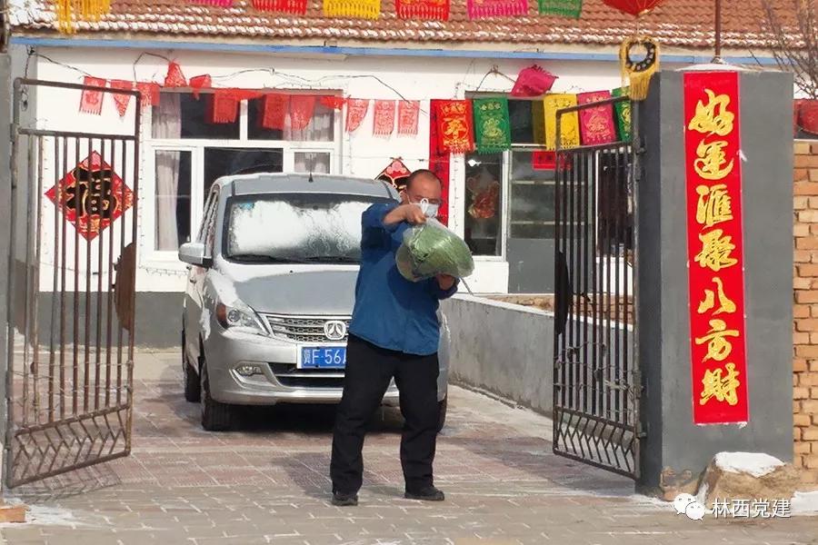 党员志愿者暖了居民心窝,林业局党员为贫困户送温暖