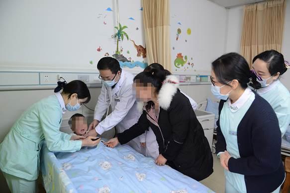 小孩吃开心果窒息,孩子吃开心果被卡住喉咙