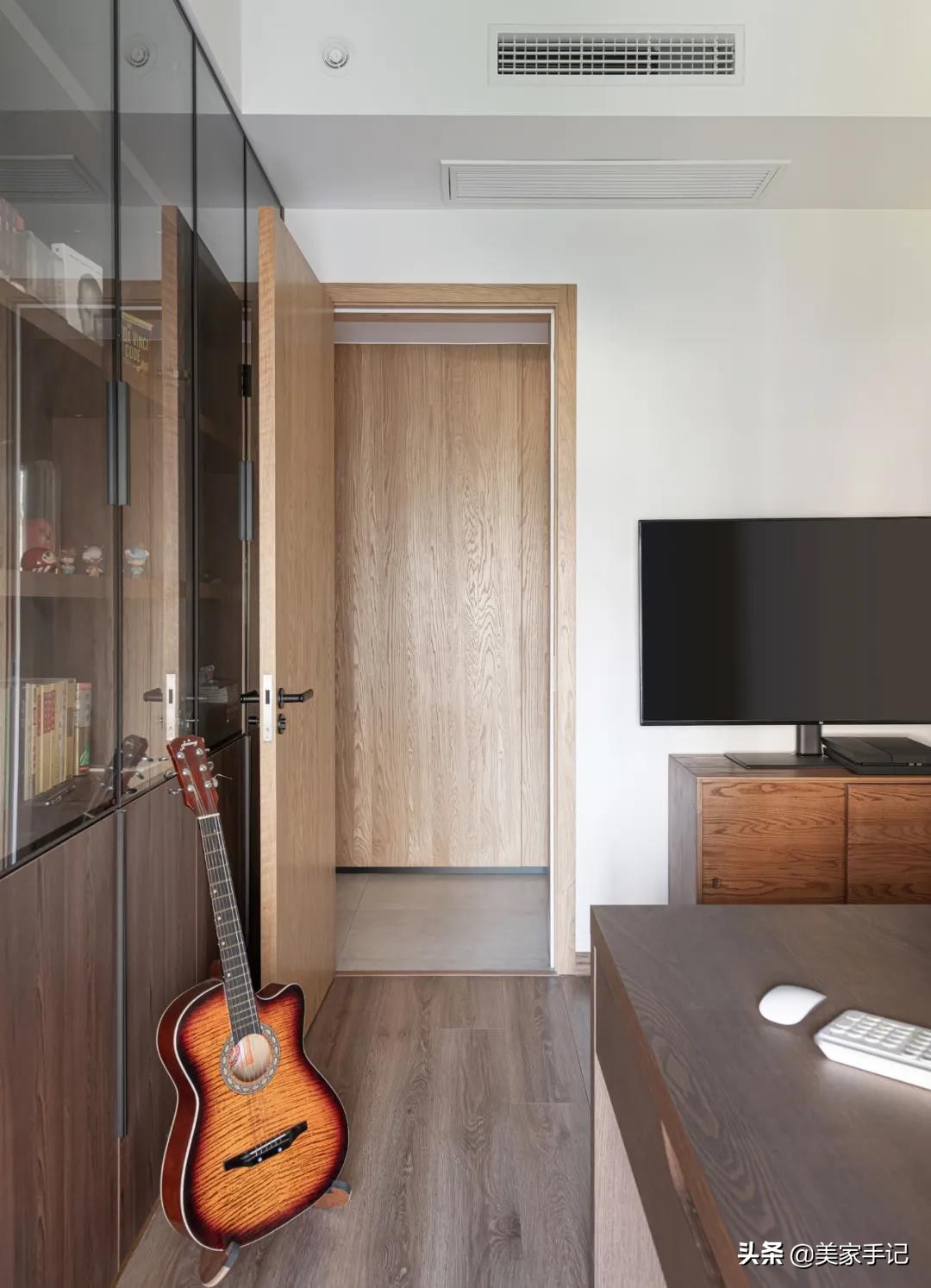 简单的白色原木色小家温馨又惬意,治愈系清新原木风的家