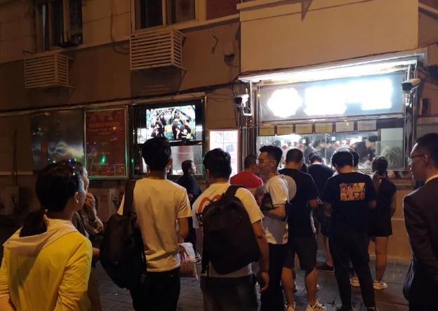 天津半夜还在排队的煎饼果子,天津深夜煎饼果子路边摊