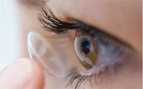 隐形眼镜月抛怎么挑选含水量,高度近视怎么挑选隐形眼镜