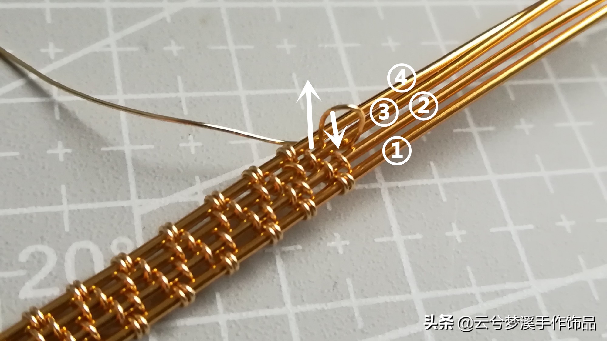 戒指最简单的绕线方法,一根扭扭棒蓝宝石戒指教程