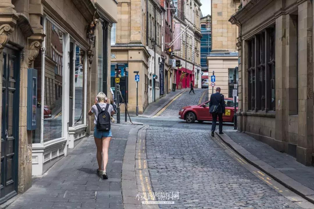 纽卡斯尔，店主为我弹奏了一把十万元的吉他