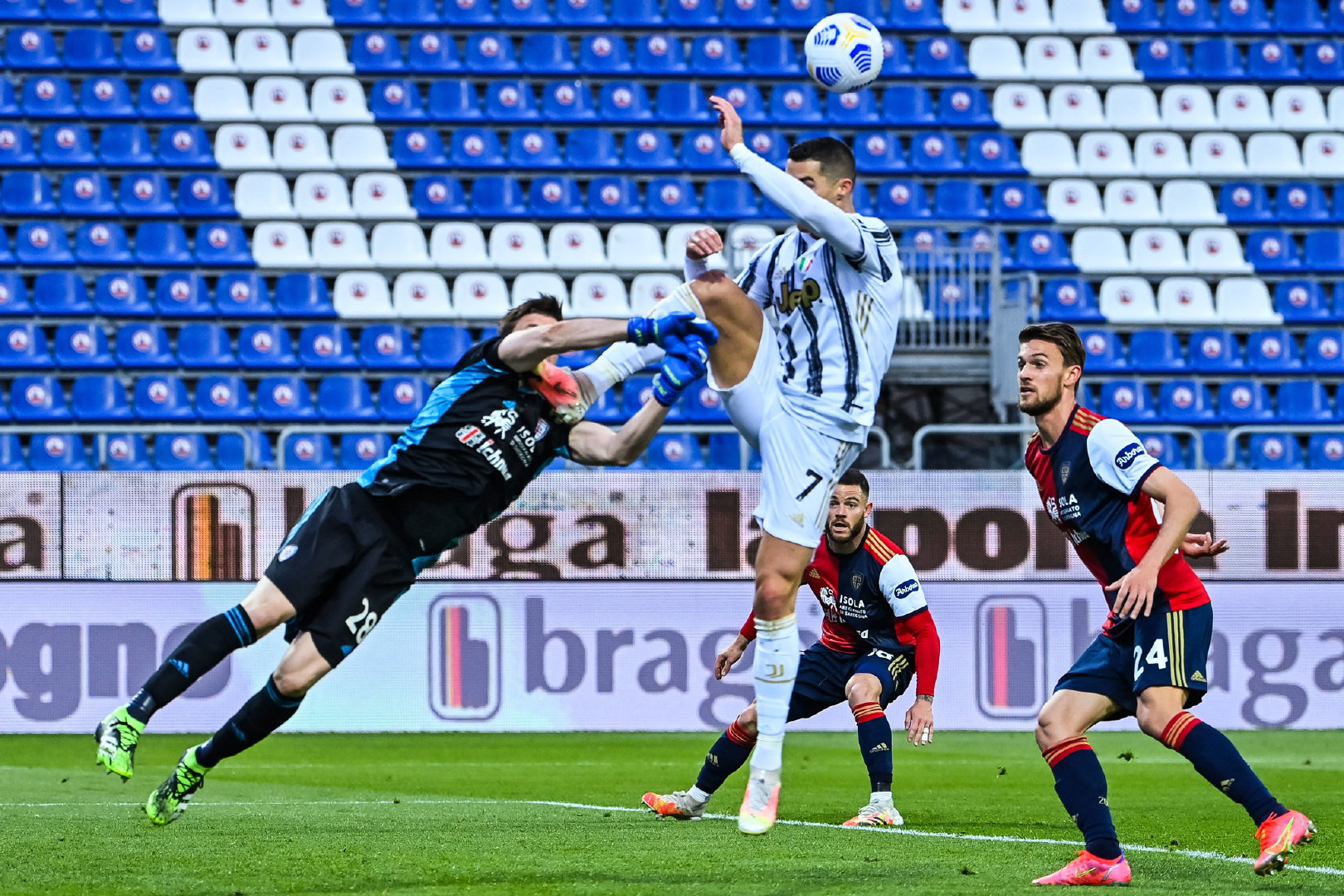 c罗的十大暴力犯规,c罗沙超杯遭暴力飞铲躺在地上