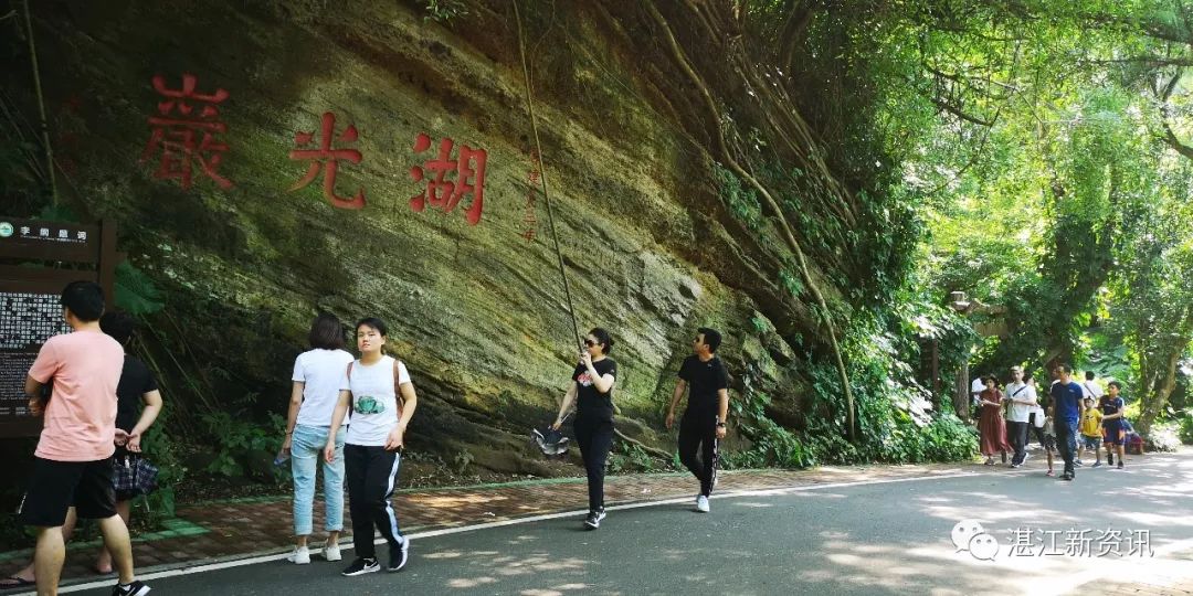 蓝天白云湖面碧波荡漾天然氧吧,湖光岩大自然天然氧吧