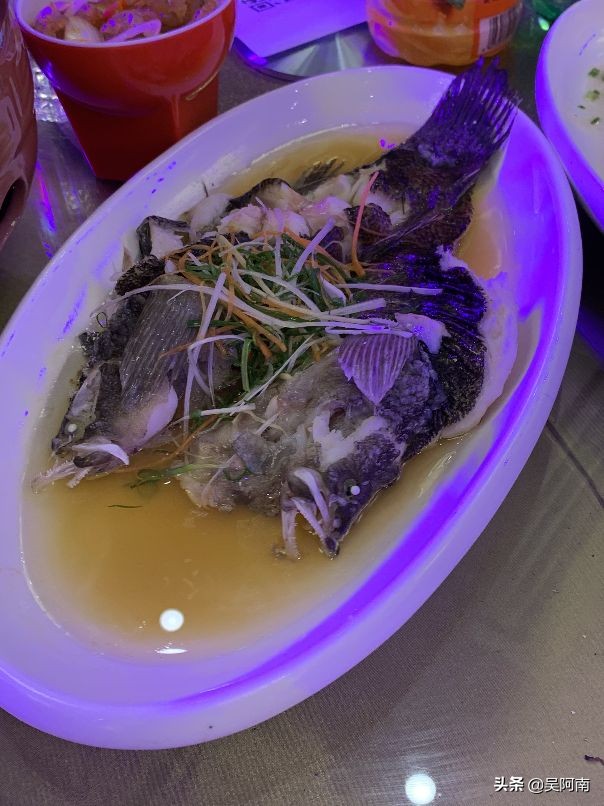 土豪请客吃饭300元,土豪一桌宴席500万