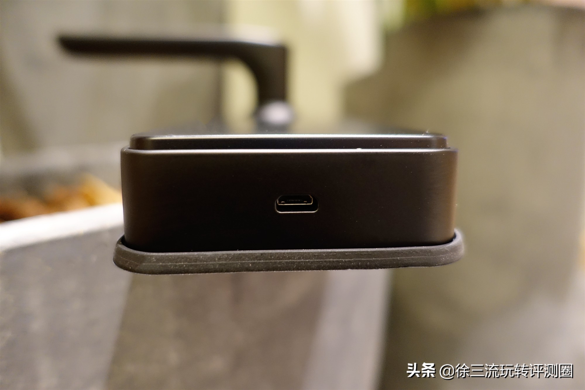 这把指纹锁不得了，内置天猫精灵AI模块，说句话就能开锁