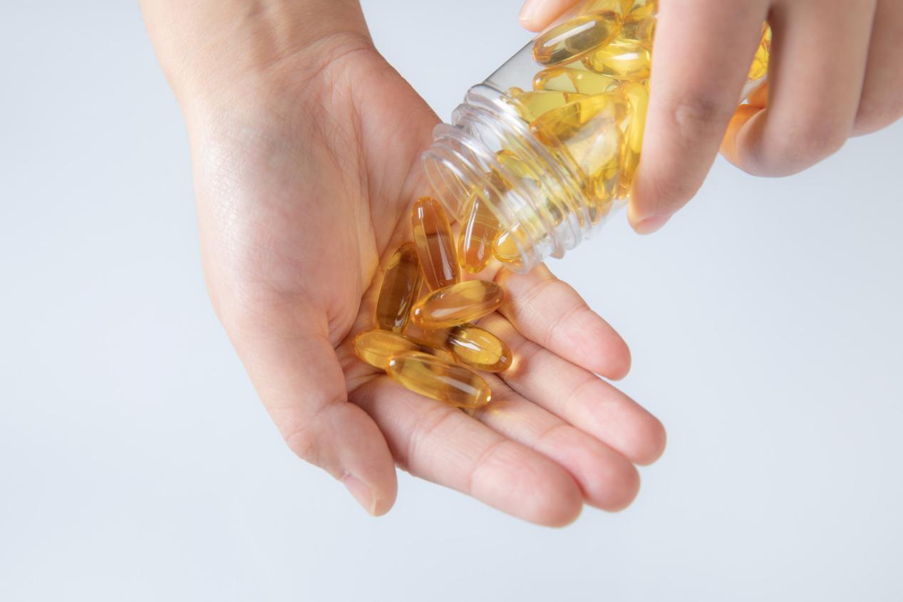 一般的鱼油可以吃吗吃多了有害吗,吃鱼油软胶囊的皮对血液有害吗