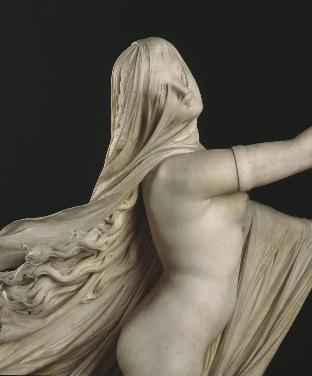 面纱掩盖着的，是一个少女的贞洁，也是整个帝国的命运