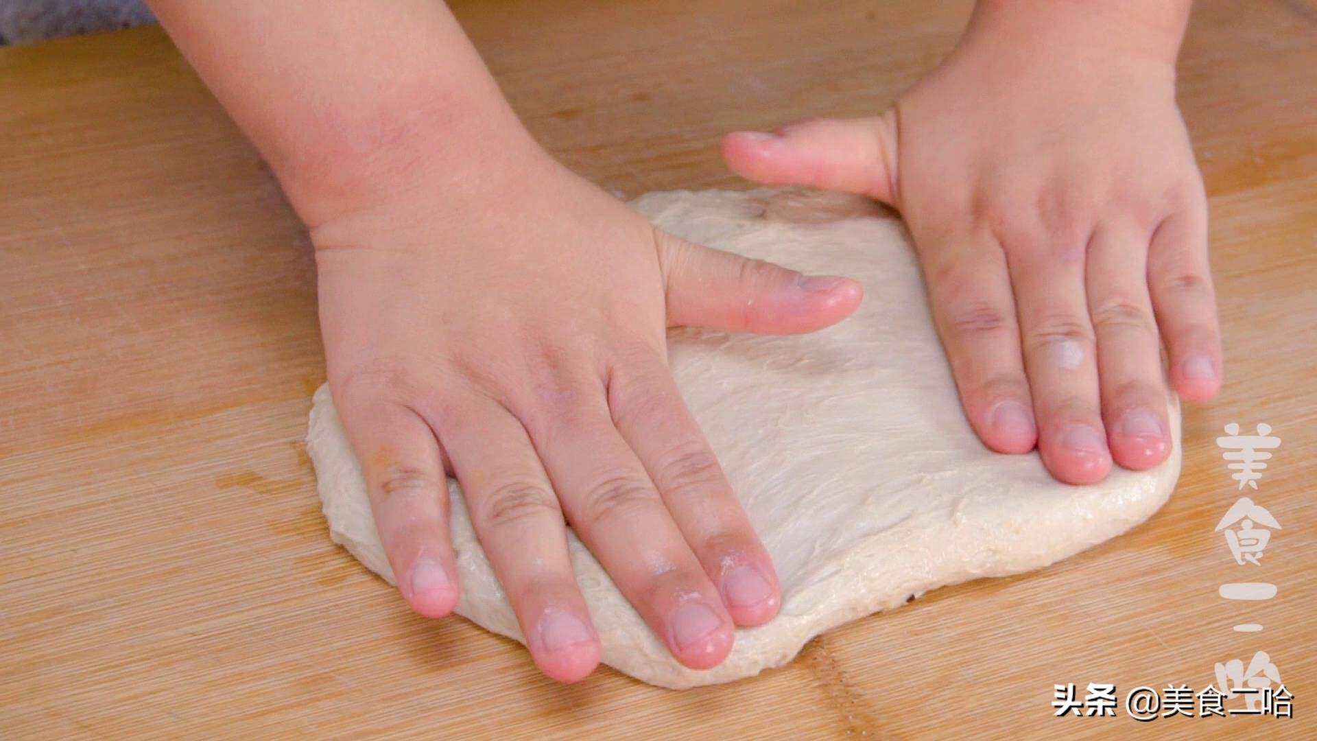 电饼铛烧烤面筋的做法全过程视频,烧烤摊烤面筋简易酱料配方