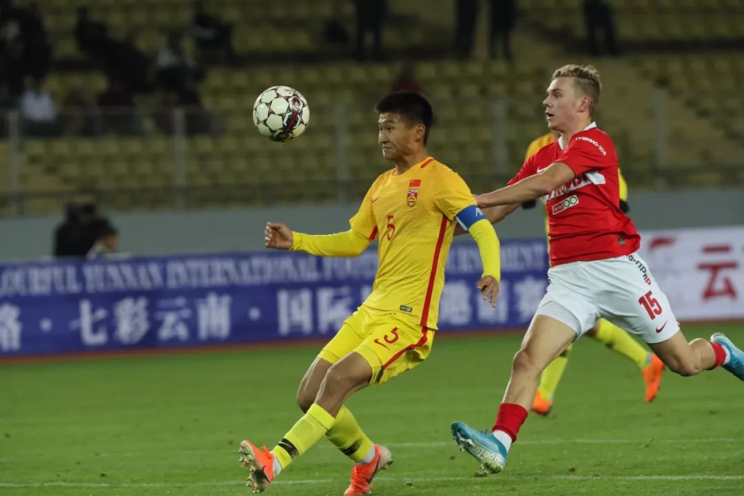 昆明人的足球大餐：七彩云南国际足球邀请赛首轮战罢