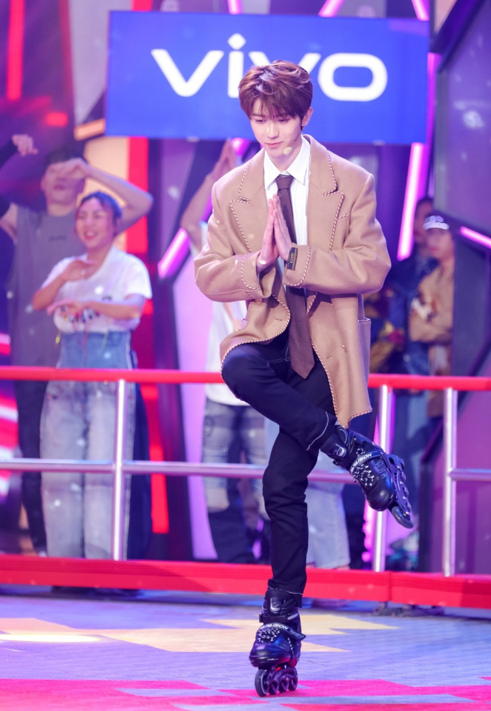 蔡徐坤青春有你二服装造型帅炸,青春有你蔡徐坤的穿搭多少钱