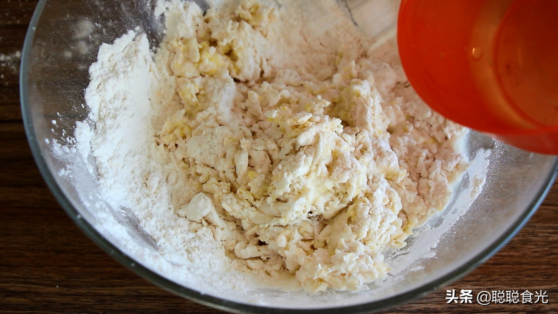 油条自发粉炸油条蓬松的全过程,炸油条用酵母好还是油条膨松剂好