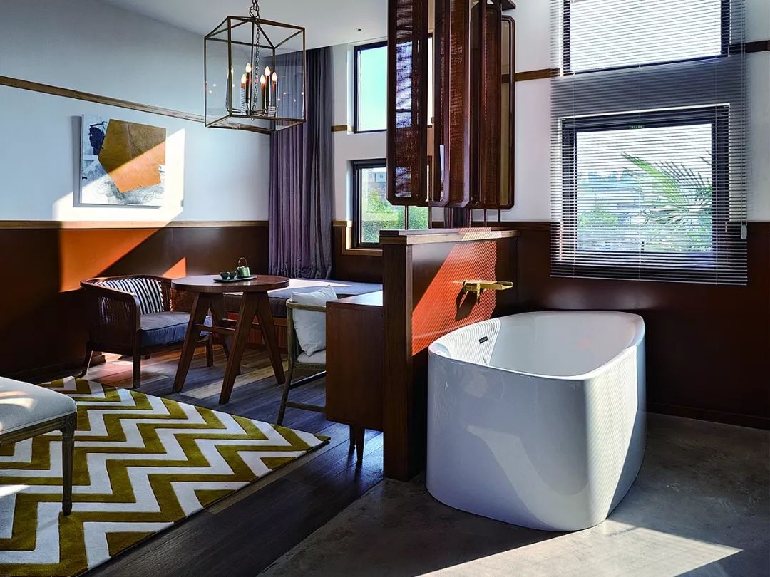 秋日河畔画中小镇，隐于茶园流水，山水间三店新开旅居吃茶慢生活