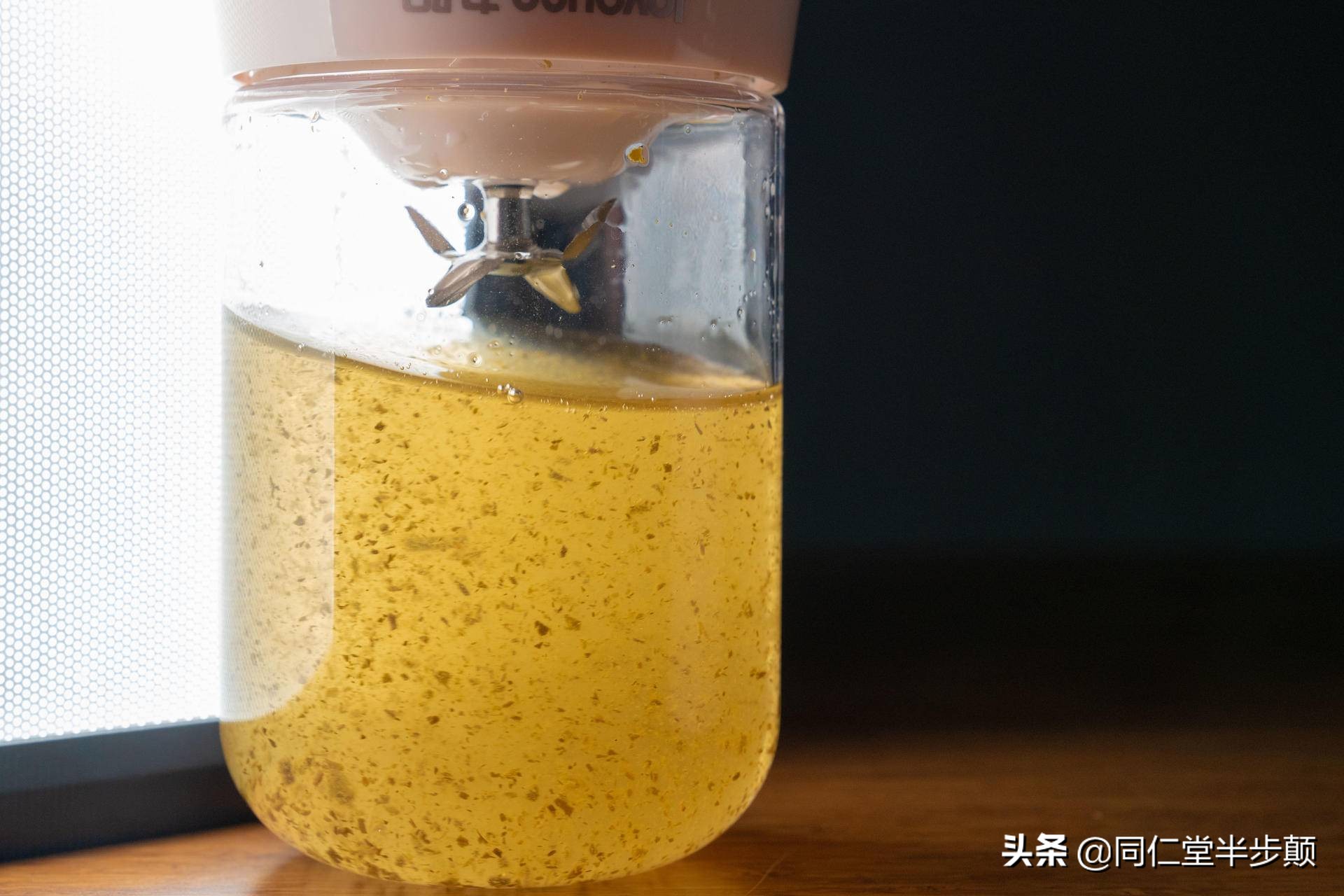 怎么用榨汁机榨果汁,如何用榨汁机榨出一杯好吃的果汁