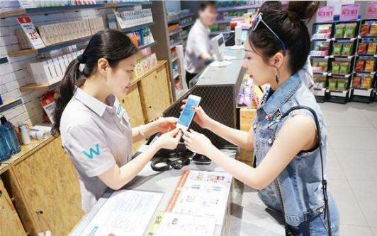 护肤柜姐怼刁钻顾客,化妆品柜姐服务态度实拍