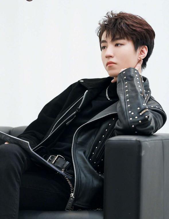 王俊凯穿皮衣,王俊凯铆钉皮衣造型恰好是少年