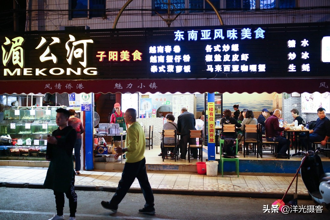 中国最小镇,居民都来自越南,楼顶一年四季插着中国*旗国**