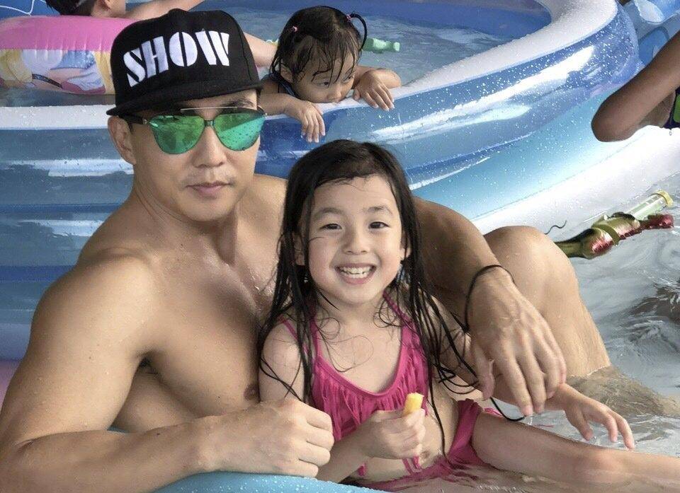 小泡芙第一次出席活动,小泡芙最新萌照曝光祖孙三代同框