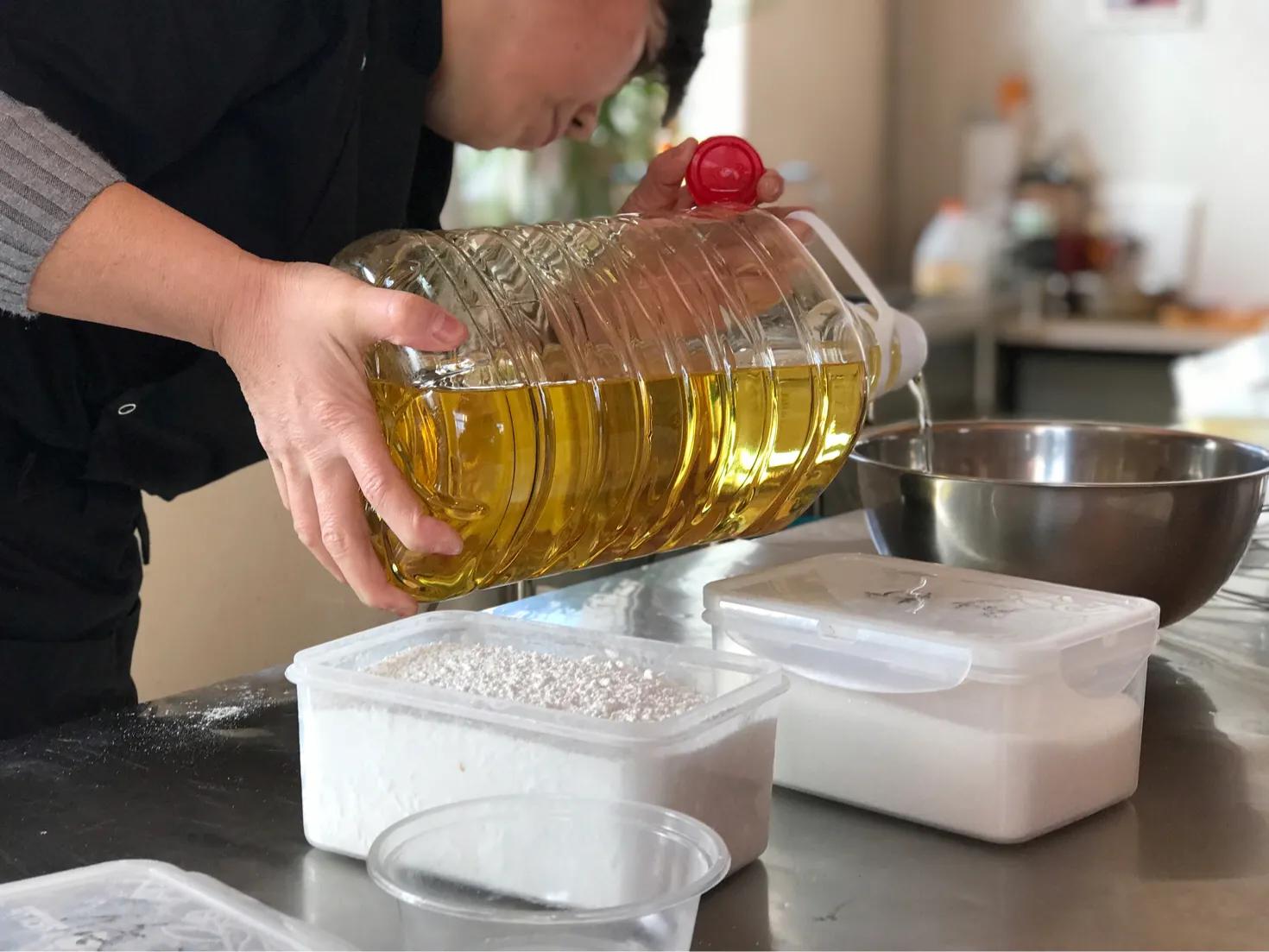 戚风蛋糕卷刷蛋黄再烤做法,草莓抹茶戚风蛋糕卷怎么做