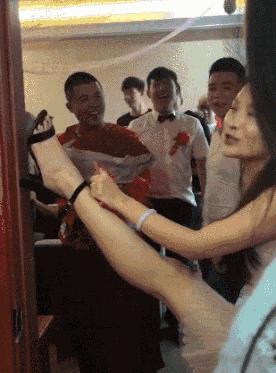 伴娘搞笑图片真人可爱,伴娘抢镜搞笑图片