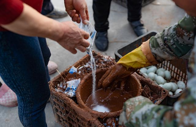 一文说全:腌咸蛋的各种江湖美味流派,说到最后,眼眶湿润了