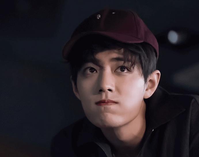 “林有有”采访时落泪，肖战哽咽“好好活着”，人心有多可怕？