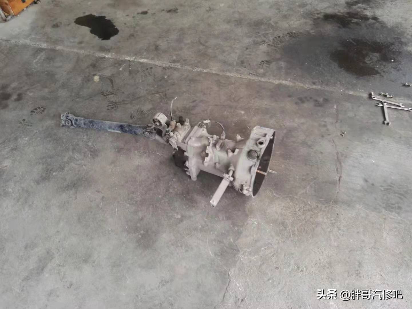 五菱之光挂档不走，胖哥以为换挡拉线脱落，原来是摩擦片报废了