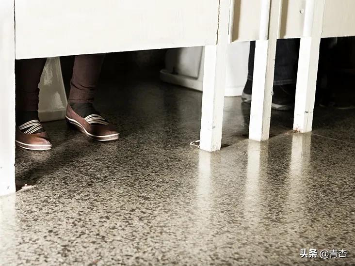 别人站在身后，我就尿不出来