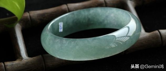 冰飘花翡翠手镯好处,戴翡翠手镯对身体有什么好处