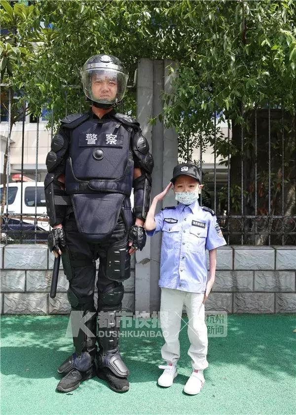 “我想当警察”,他眼睛亮亮的,我们却看哭了......