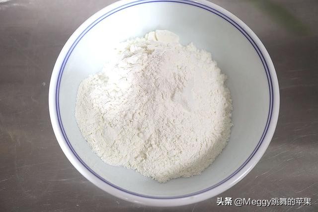 1块面擀一擀，空心烙饼鼓囊囊，夹上烤肉真叫香，国庆假期就吃它