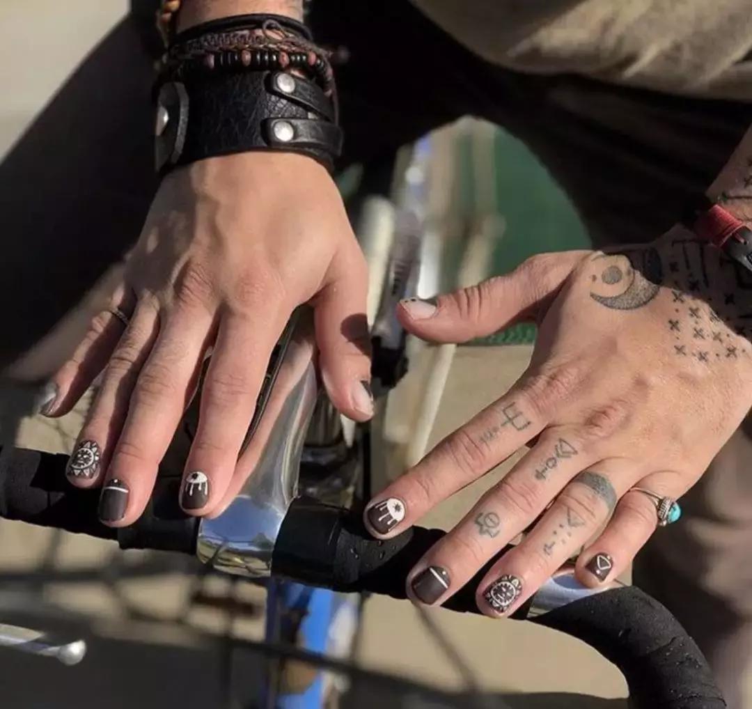 我应该给这些被骗来做美甲的男生道个歉