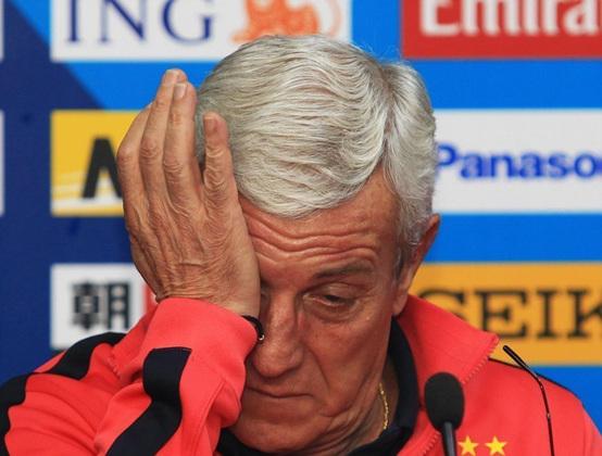 中国足球里皮握手被甩开,里皮意大利和中国握手