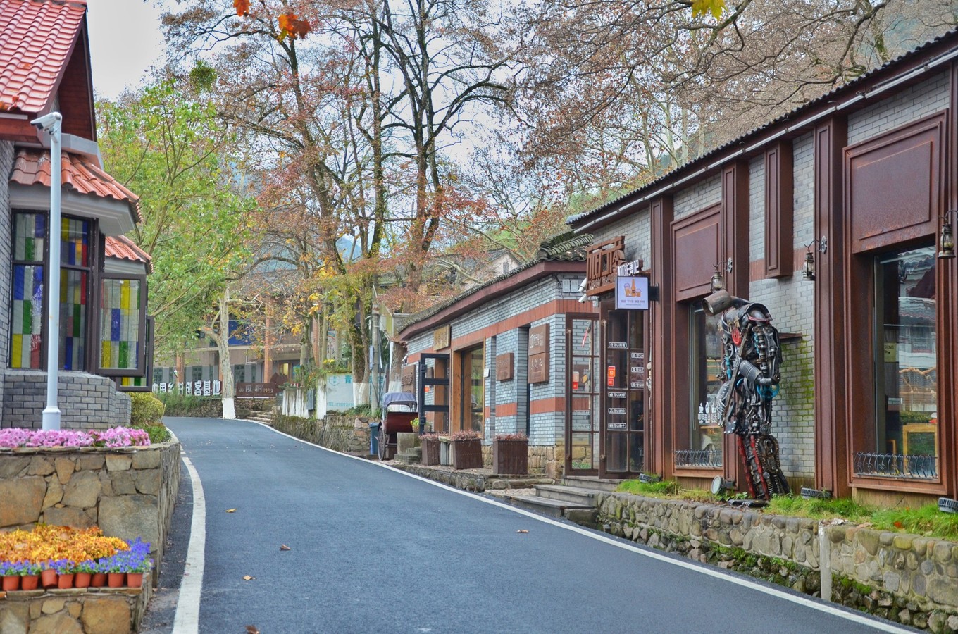 一座白楼，青山环绕，云卷雾舒～享受在莫干山野的娴静自由