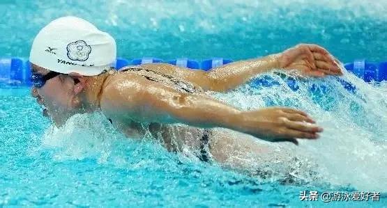 成人游蝶泳时臀部不出水怎么办,蝶泳臀部不出水犯规吗