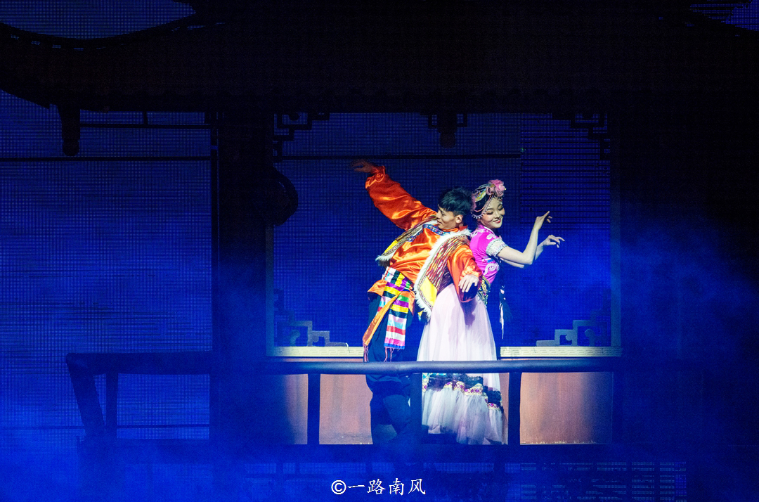 美女介绍丽江千古情景区,丽江千古情景区人多吗