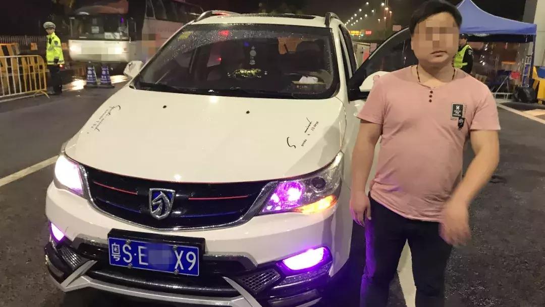 口味太重！小车贴肉麻车贴去办事，刚进城就被抓了……