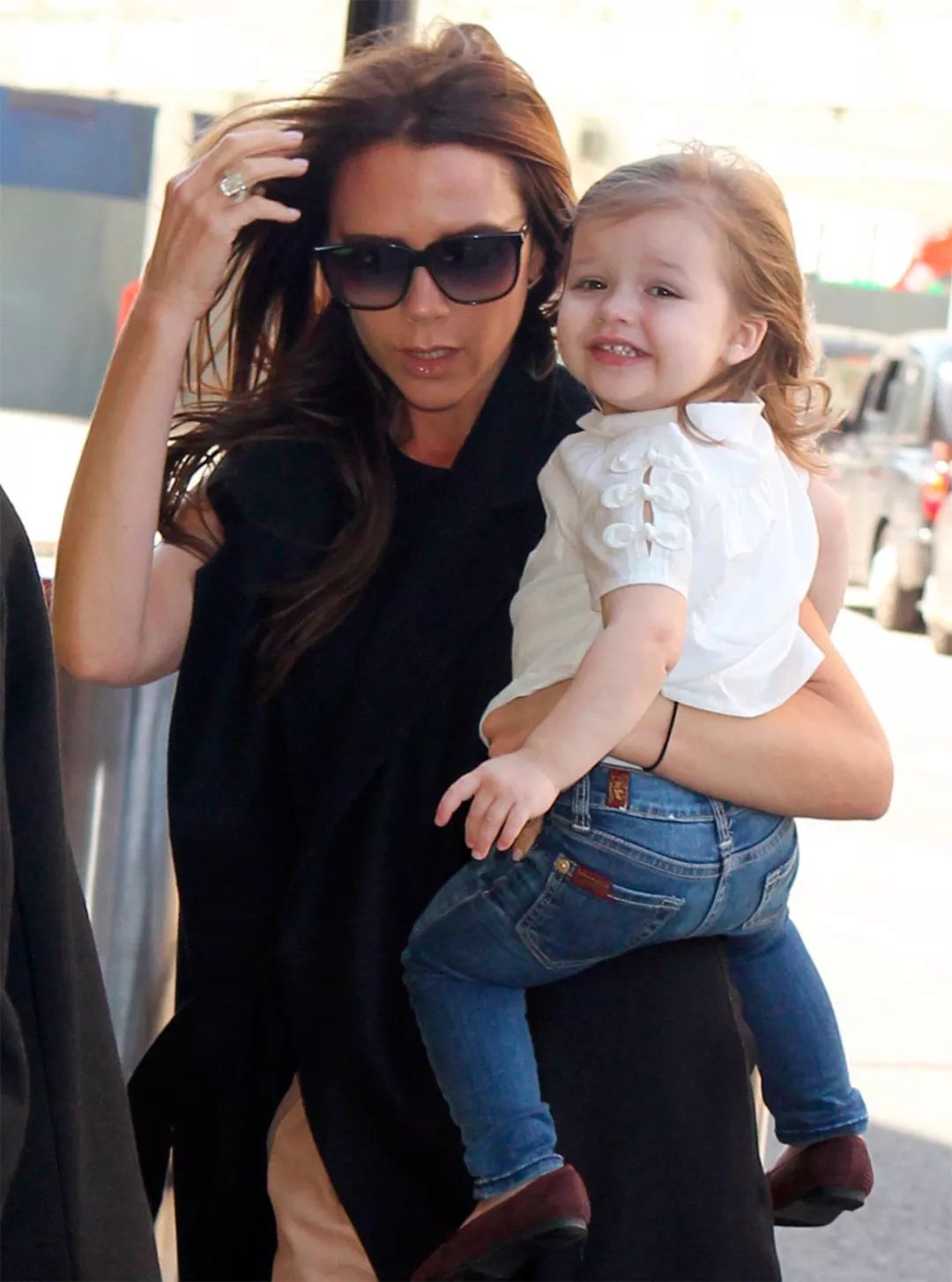 维多利亚贝嫂抱娃走秀,贝嫂维多利亚50岁