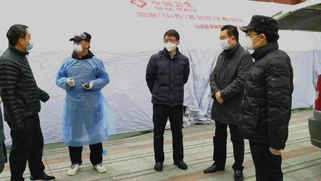 援鄂医疗队小姐姐拥抱铁骑,援鄂医疗队小姐姐表白警察