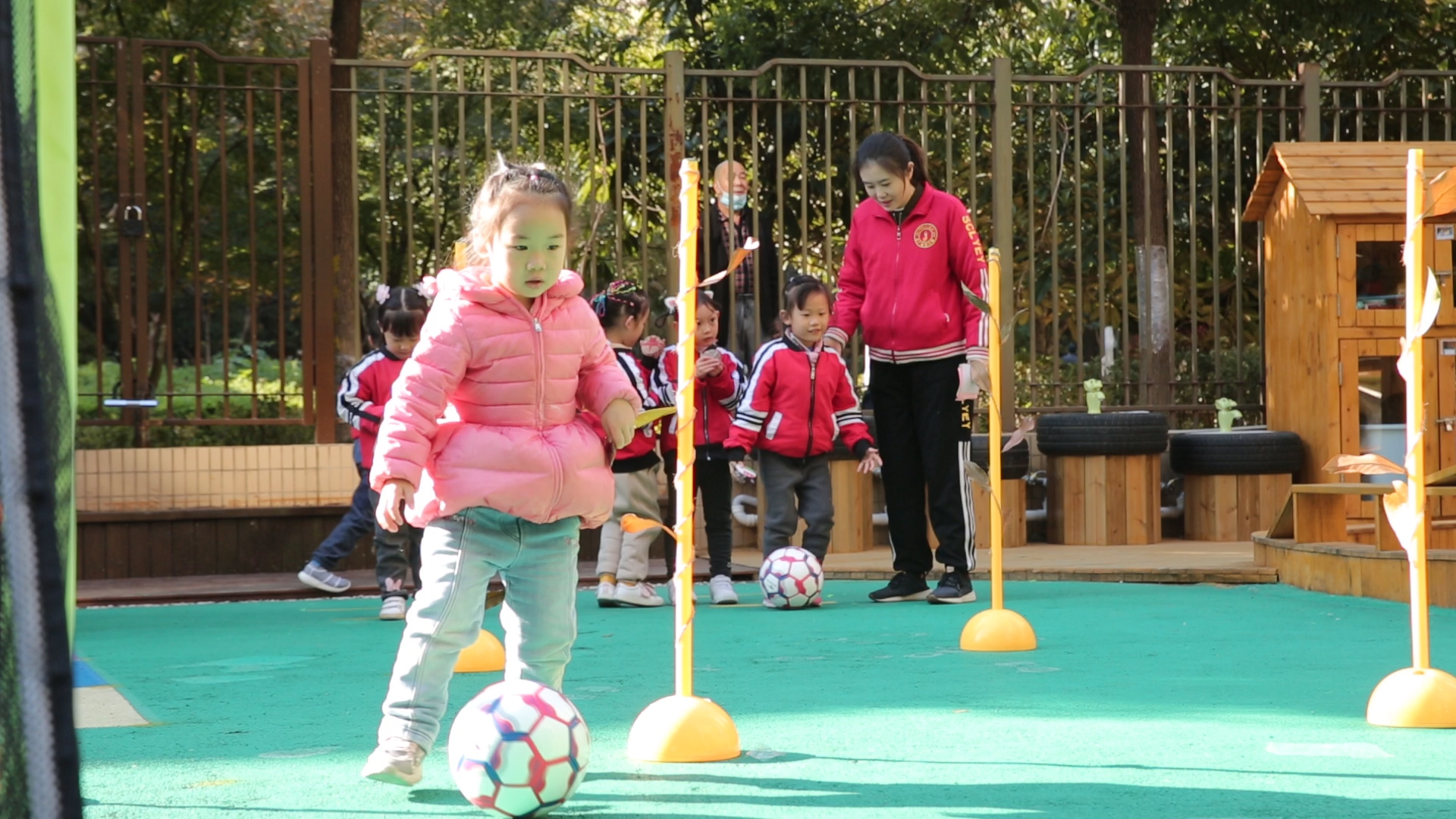 幼儿园小朋友踢足球照片,踢足球的萌娃小视频