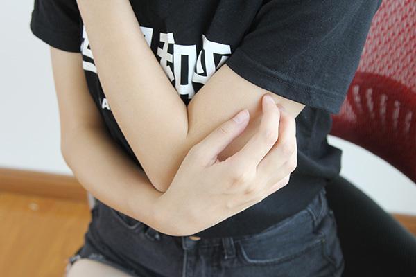 脖子腋下长小肉粒用什么药,脖子腋窝上长小肉粒可以剪掉吗