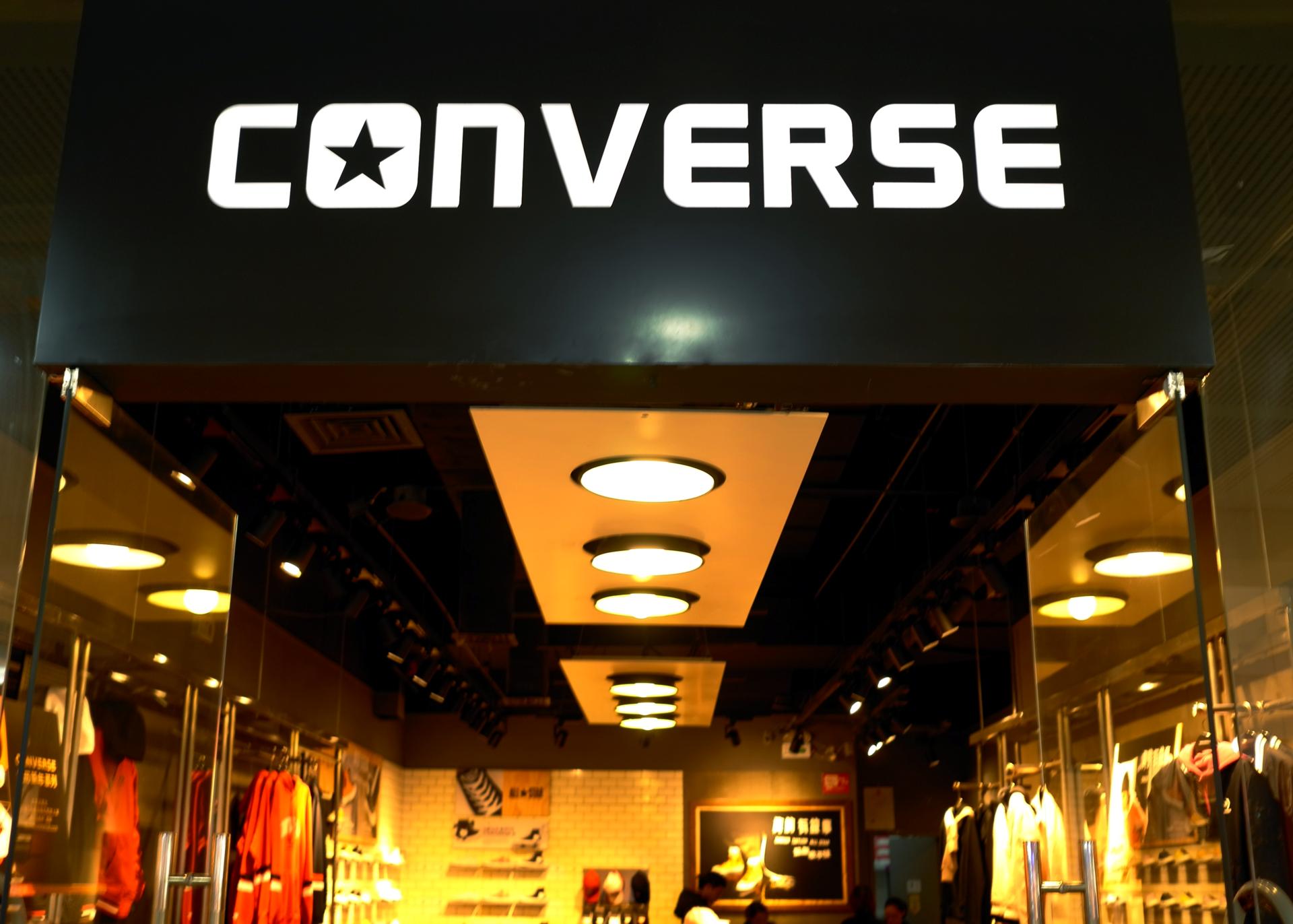 业绩逆袭后匡威飘了？进店买鞋规定顾客着装，基础款也要限量