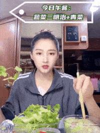 关晓彤同款only紫色小熊羽绒服,only关晓彤同款针织连衣裙