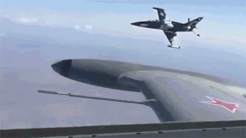 俄军主力战机突然坠毁,俄军图22轰炸机巡航