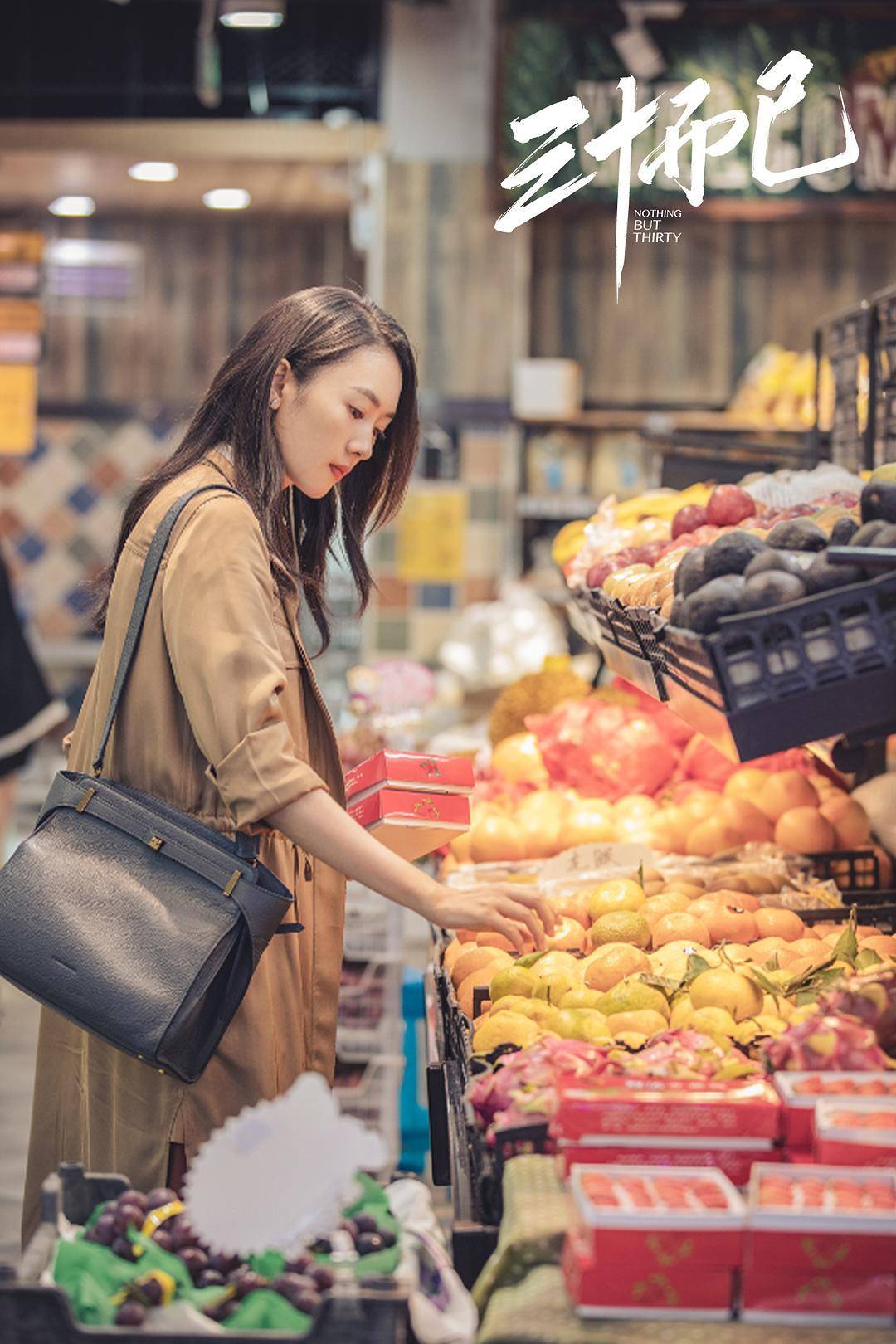 顾佳用奢侈品包包挤不进贵妇圈，纽约市民却用包把狗狗带上了地铁