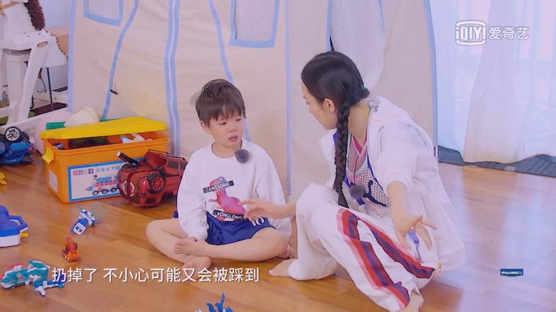 嗯哼摔倒完整版,嗯哼摔倒