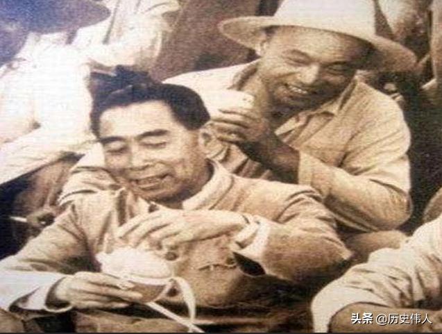 修建十三陵水库时，周恩来参加义务劳动：我作为总理就该多拉几车
