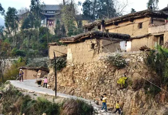 云南这个村子百家相连,一不留神就走到人家房顶上了